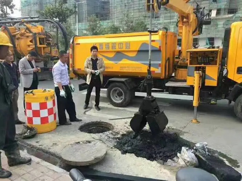 璧山街道：网格员化身“清道夫”，为民解忧疏通“堵心”化粪池