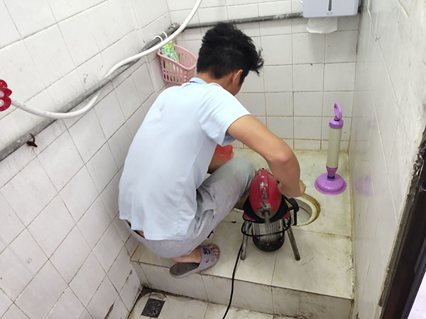 璧山肥皂掉到马桶里把马桶堵住了怎么办？马桶堵住了怎么办
